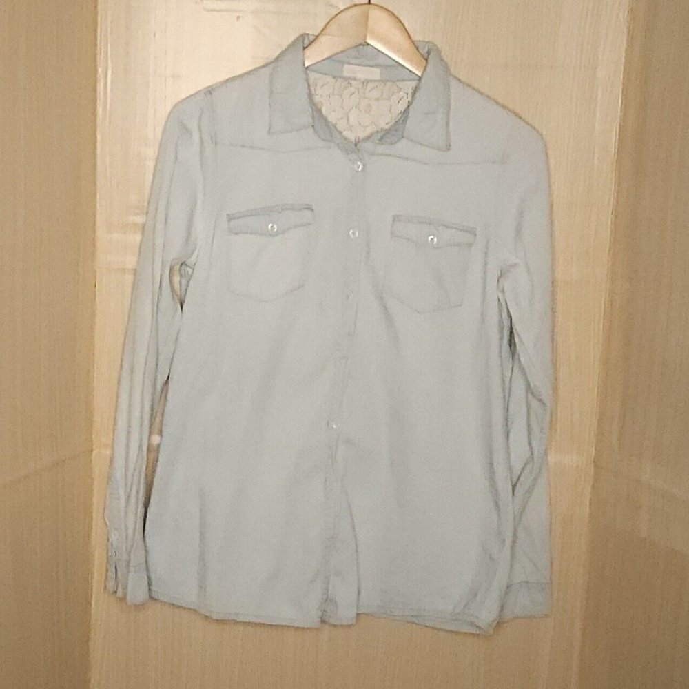 Thyme & Honey Light Wash Button Front Top Lace Back Detail Small